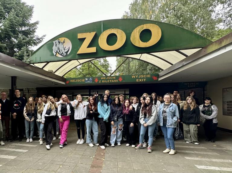 Młodzież z wrzesińskiego Hufca Pracy odwiedza poznańskie Nowe ZOO