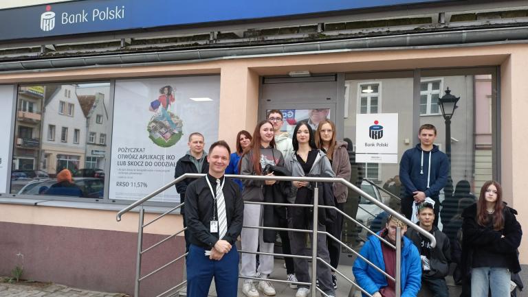 Uczestnicy OSiW Wiechlice w Banku PKO BP w Szprotawie