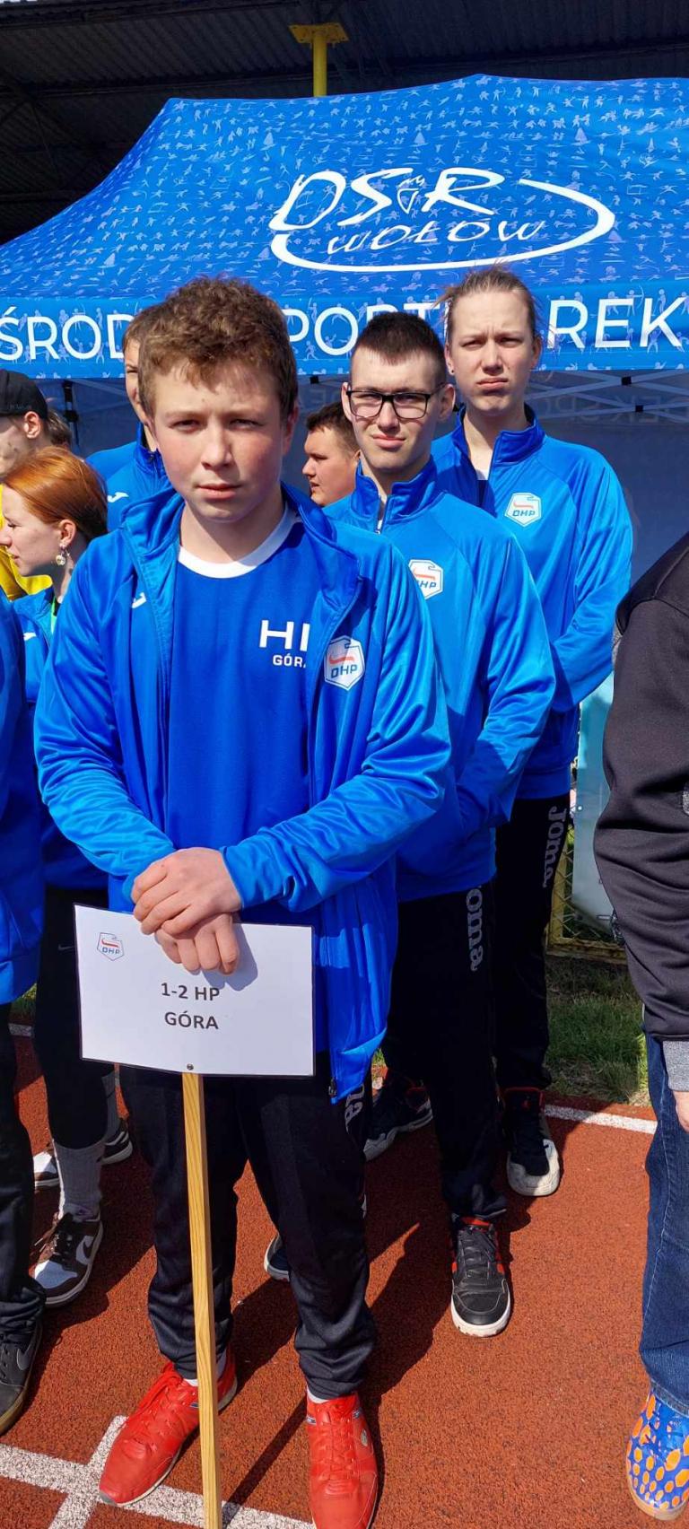 Integracja na sportowo- uczestnicy Hufca Pracy w Górze na Mistrzostwach Dolnego Śląska Młodzieży OHP w Lekkiej Atletyce.