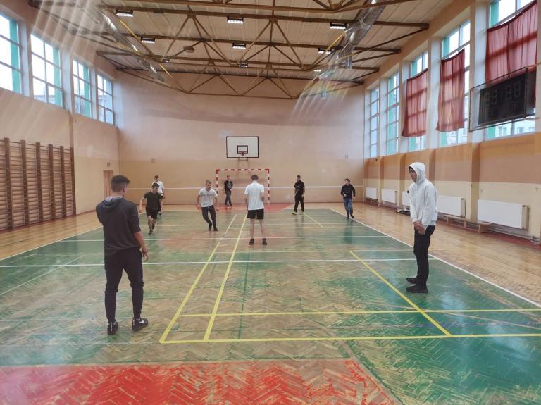 Mecz halowej piłki nożnej uczestników 9-8 Hufca Pracy w Sanoku