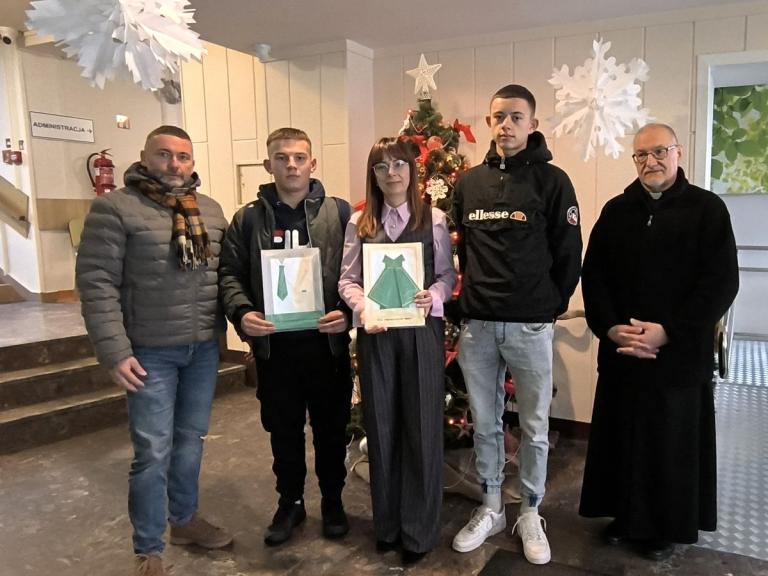 Uczestnicy Rady Młodzieży 9-9 Hufca Pracy w Krośnie pamiętają o seniorach