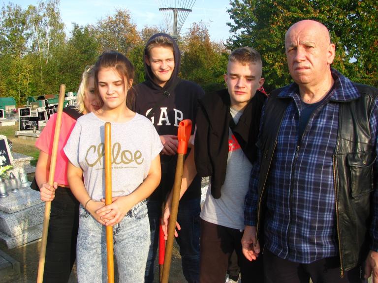 Młodzież porządkowała opuszczone mogiły 