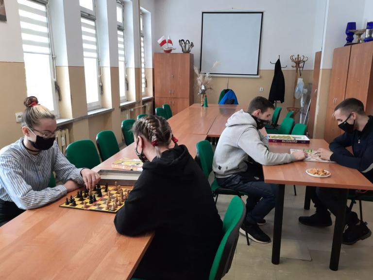 Gry i zabawy integracyjne w 9-10 Hufcu Pracy w Krośnie