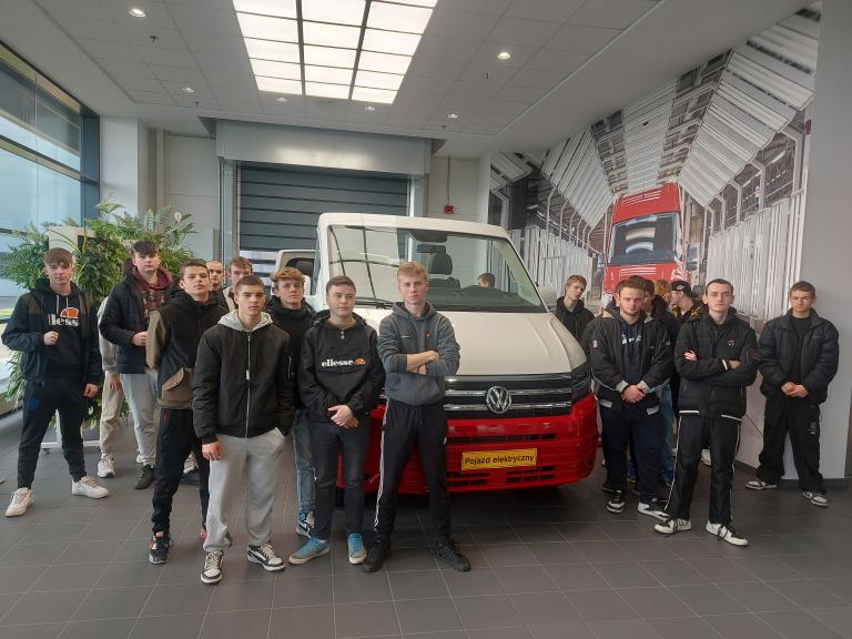 Wizyta studyjna w zakładzie Volkswagen we Wrześni zorganizowana dla młodzieży przez Młodzieżowe Centrum Kariery w Pleszewie