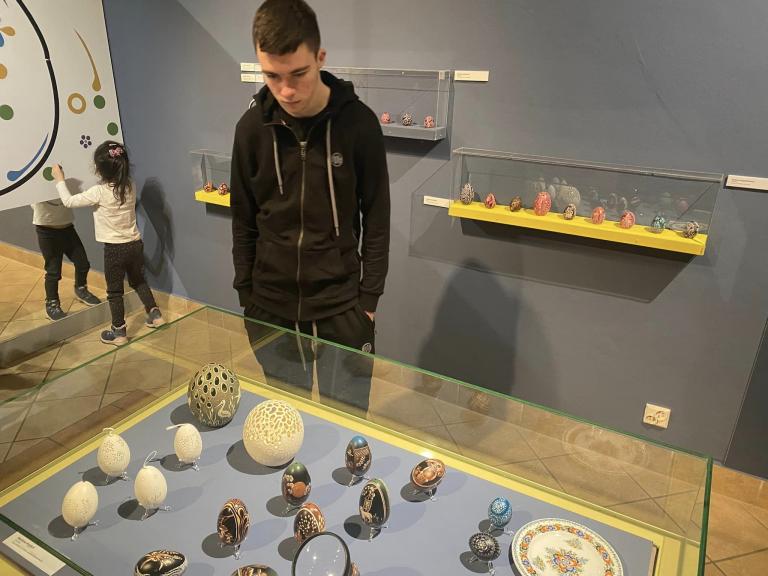 Wizyta młodzieży w muzeum etnograficznym w ramach projektu „Stare tradycje dla młodych ludzi” 