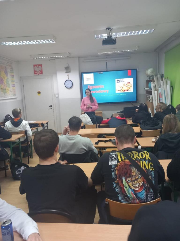 Przygotowania do egzaminu w dzierżoniowskim Hufcu Pracy