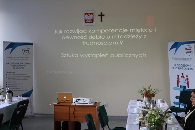 Jak rozwijać kompetencje miękkie i pewność siebie u młodzieży z trudnościami?