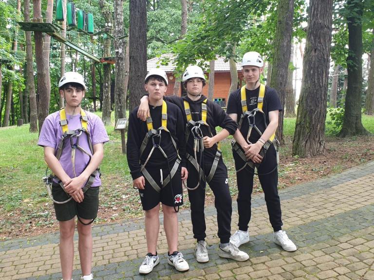 Dzień Dziecka na sportowo - pokonywanie toru przeszkód w parku linowym