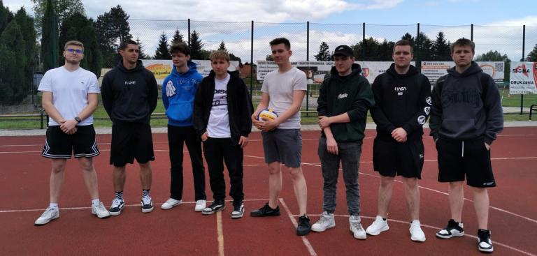 Trening piłki siatkowej chłopców w wadowickim Hufcu
