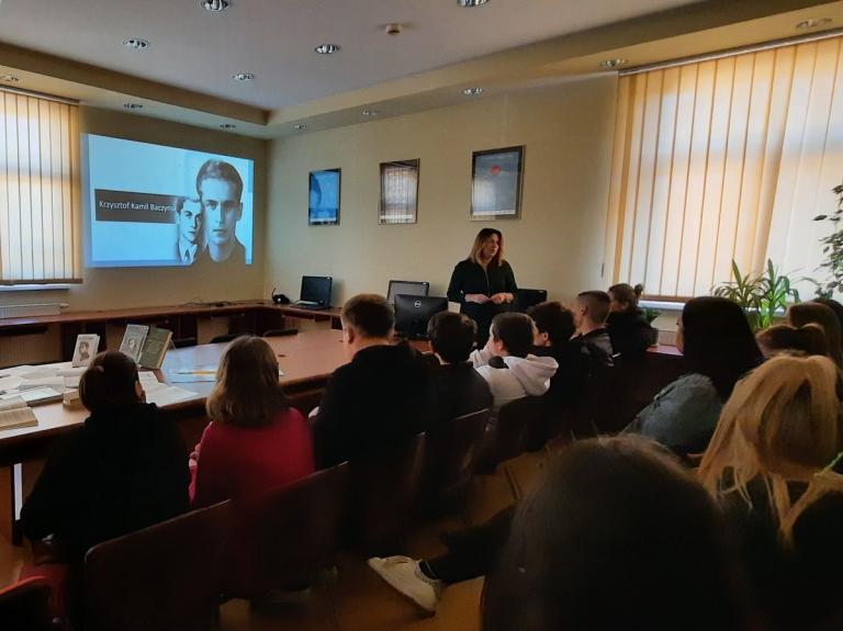 Wystawa, prelekcja i film o Krzysztofie Kamilu Baczyńskim w bibliotece pedagogicznej w Krośnie