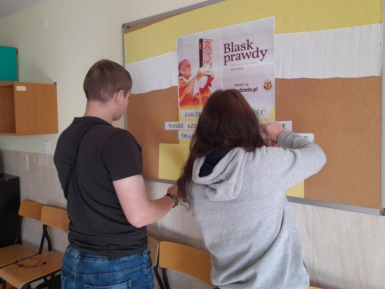 Młodzież z OSiW Iwonicz pamięta o Papieżu Polaku