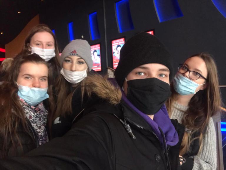 PYSKOWICZANIE W KINIE