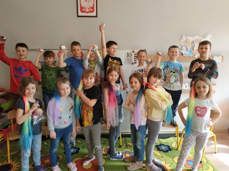 Z grzebieniem i książką do dzieci