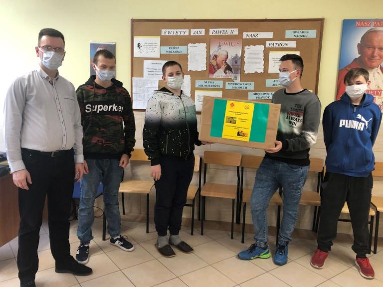 Zbiórka nakrętek na rzecz Hospicjum Caritas w Krośnie w OSiW Iwonicz