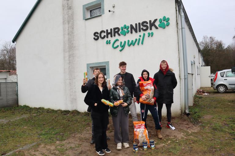 Świąteczna wizyta uczestników Ośrodka Szkolenia i Wychowania w Próchnowie  w schronisku dla zwierząt