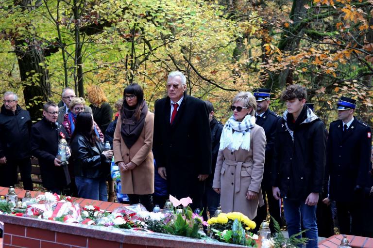 Upamiętnienie ofiar hitlerowskich zbrodni przez uczestników Ośrodka Szkolenia i Wychowania w Próchnowie 
