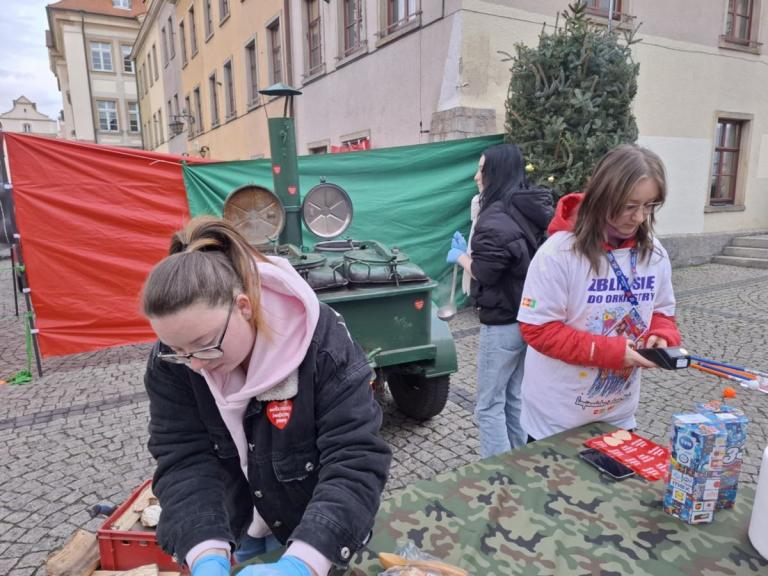 Młodzież z Jeleniej Góry w akcji na 33. finale WOŚP