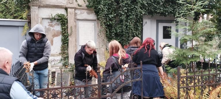 Młodzież Hufca Pracy w Dzierżoniowie sprząta groby przed Świętem Zmarłych