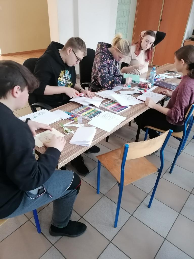 Ferie z OHP w Przemkowskim Hufcu – Koło „Kleks” tworzy kartki z okazji Dnia Babci i Dziadka