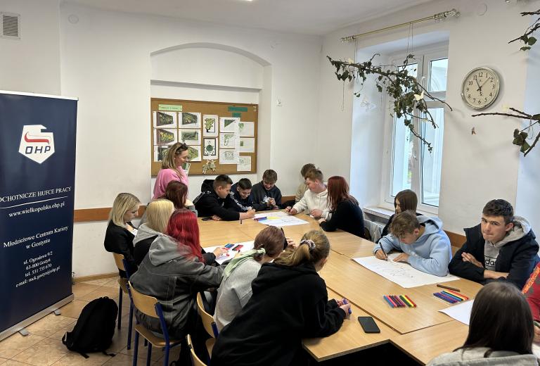 Warsztaty „Godzenie ról zawodowych i rodzinnych” zorganizowane przez Młodzieżowe Centrum Kariery w Gostyniu