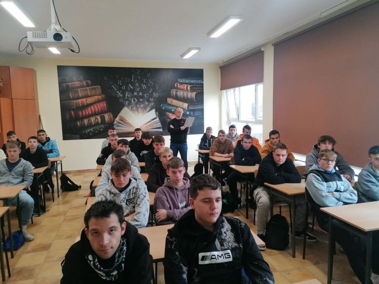 Dzieciństwo bez przemocy w 9-9 Hufcu Pracy w Krośnie