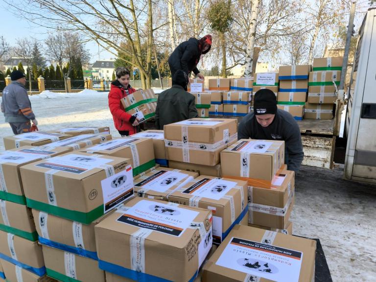 Hufiec Pracy w Poznaniu pomaga w załadunku pomocy humanitarnej  w Fundacji Pomocy Humanitarnej Redemptoris Missio