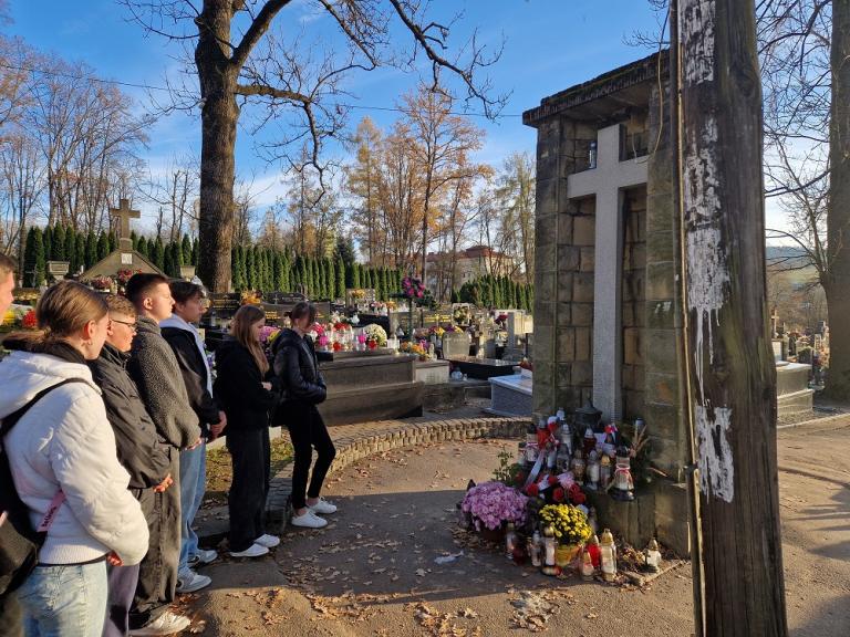 Uczestnicy Hufca Pracy w Skomielnej Białej pamiętają o rocznicy Święta Niepodległości