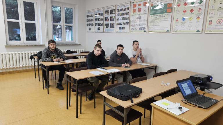 Obsługa i serwisowanie pojazdów elektrycznych i hybrydowych – nowe umiejętności młodzieży z Hufca Pracy w Lesznie
