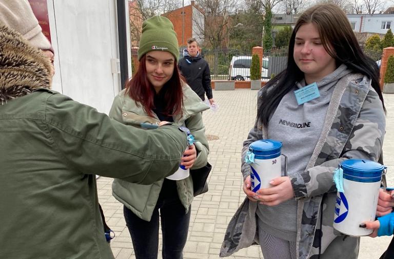 Wychowankowie HP 5-25 w Kutnie uczestniczyli w zbiórce publicznej na rzecz Hospicjum Kutnowskiego.