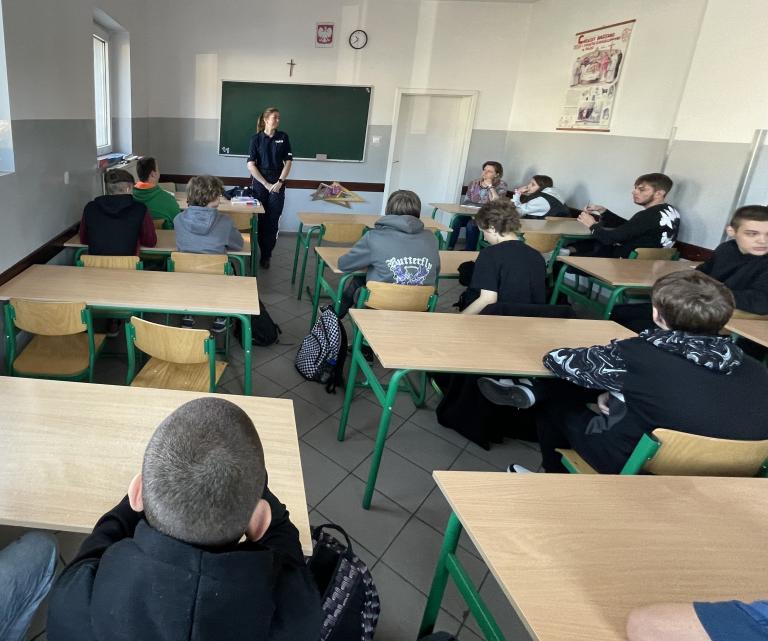 Młodzież z kościańskiego Hufca Pracy na spotkaniu z Policją