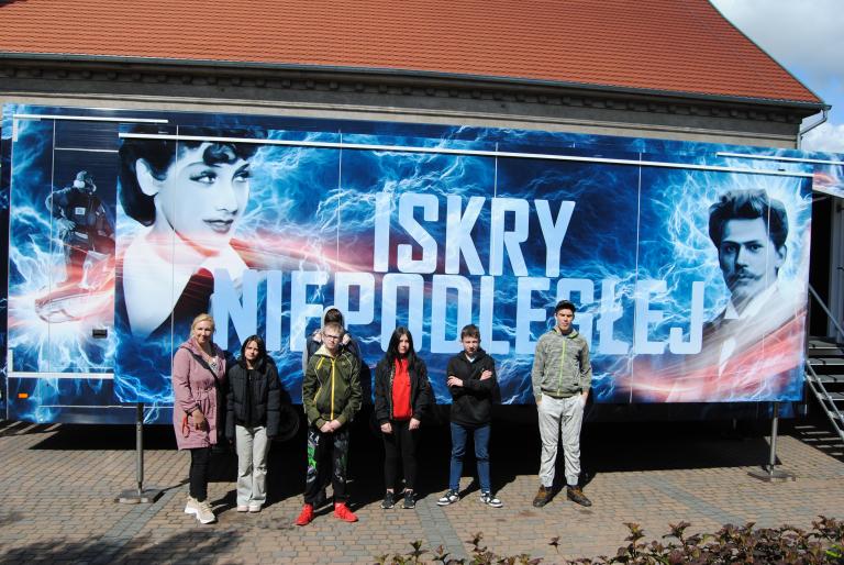 Uczestnicy Ośrodka Szkolenia i Wychowania w Szamocinie na widowisku multimedialnym 