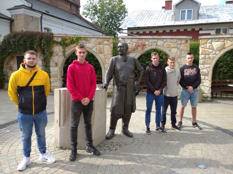 Uczestnicy Rady Młodzieży 9-9 Hufca Pracy śladami wybitnych krośnian