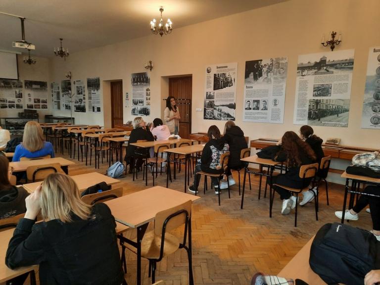 Poznajemy historię rówieśników sprzed lat