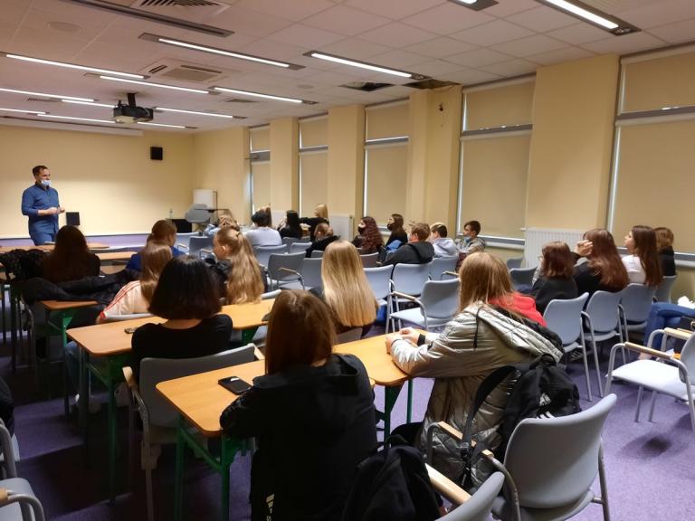 Udział uczestników jarosławskiego Hufca Pracy w zajęciach bibliotecznych