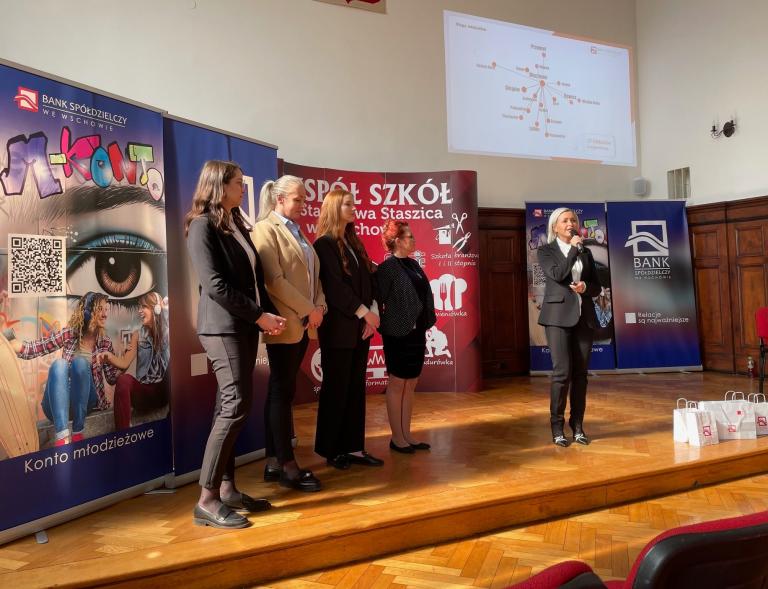 Spotkanie uczestników 4-9 Hufca Pracy Wschowa w I Zespole Szkół im. Stanisława Staszica z przedstawicielami Banku Spółdzielczego we Wschowie