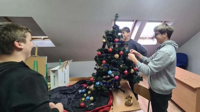 Uczestnicy przygotowują proszowicki Hufiec na Święta Bożego Narodzenia
