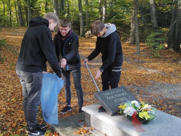 Udział młodzieży 9-10 Hufca Pracy w inicjatywie WRM „Znajdź grób zapomniany”