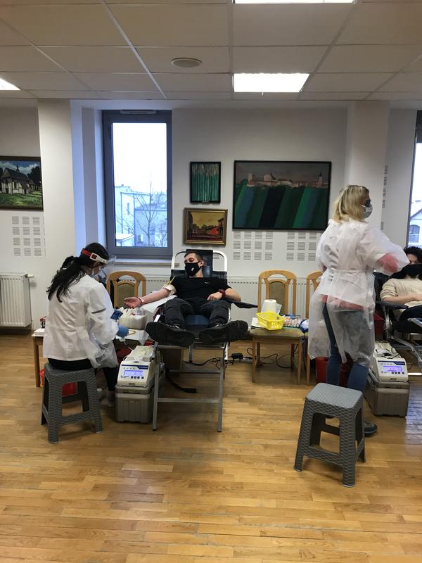 HONOROWI UCZESTNICY WRAZ Z WYCHOWAWCĄ 13-2 OSIW W JĘDRZEJOWIE ODDALI KREW DLA CHOREGO NA BIAŁACZKĘ DZIESIĘCIOLETNIEGO CHŁOPCA