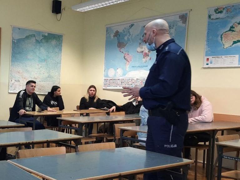 Spotkanie z przedstawicielem Komendy Miejskiej Policji ·z młodzieżą 9-10 Hufca Pracy w Krośnie
