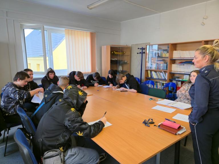 Spotkanie z policjantką i test wiedzy o policji