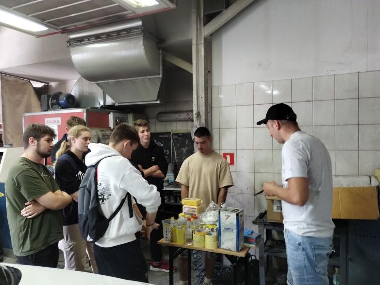 Lakiernicy samochodowi z Sanoka przygotowują się do praktycznego egzaminu zawodowego