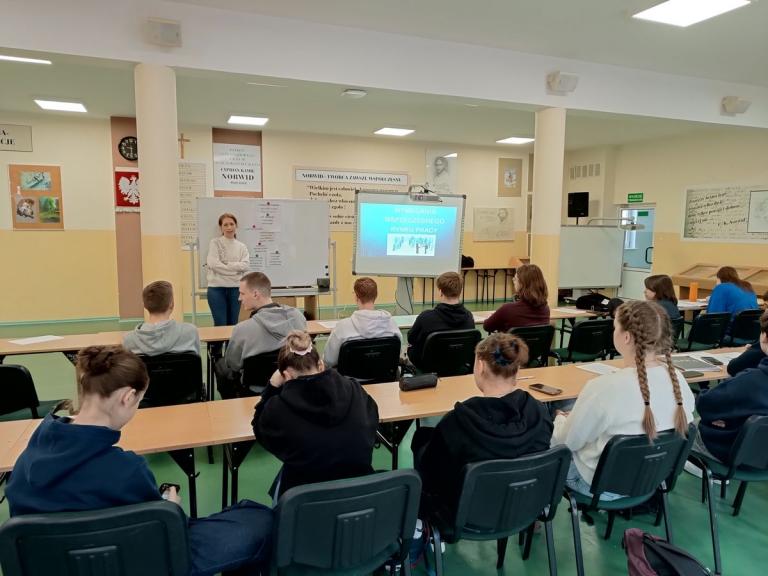 Praca czy studia? - pracownicy Młodzieżowego Centrum Kariery w Stalowej Woli na zajęciach z młodzieżą