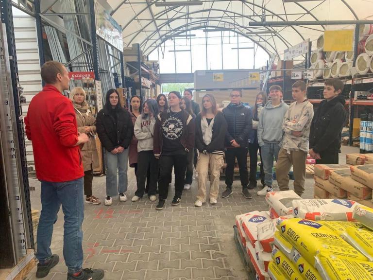 Wizyta studyjna u pracodawcy uczestników Hufca Pracy w Kościanie