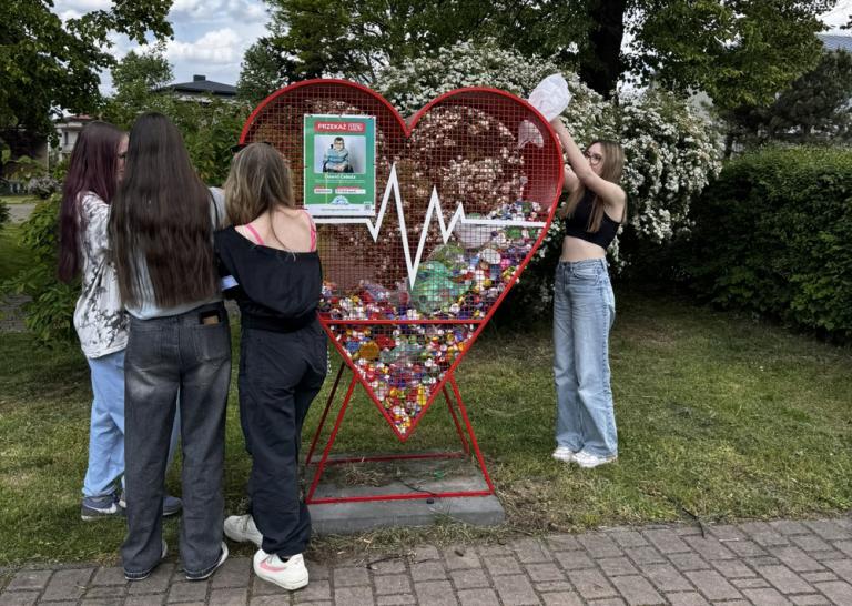Młodzież Hufca Pracy w Starym Sączu dla środowiska i potrzebujących – akcja „Dzień Ziemi bez śmiecenia”