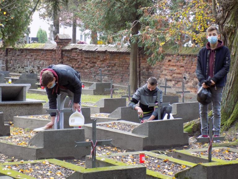 Młodzież dębickiego hufca pracy pamięta o zmarłych