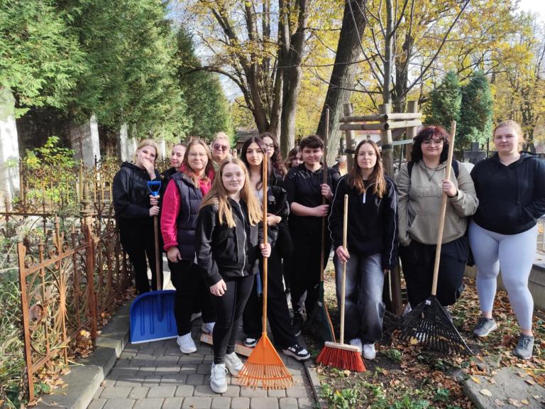 Sprzątanie cmentarza z udziałem młodzieży Hufca Pracy w Prudniku