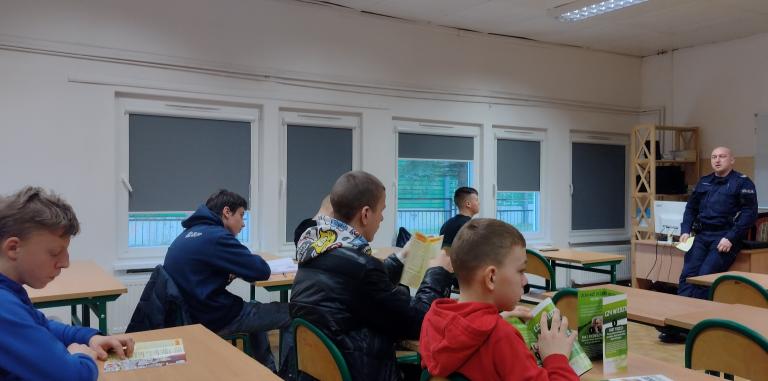 Zajęcia profilaktyczne z dzielnicowym w 11-23 Hufcu Pracy w Słupsku 