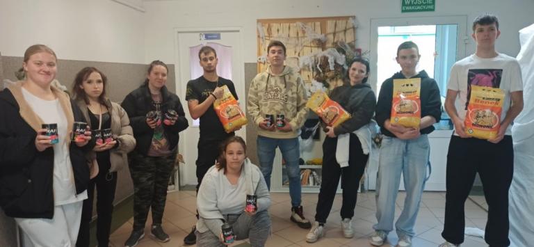 Przekazanie karmy dla kotów do Towarzystwa Opieki nad Zwierzętami w Ząbkowicach Śląskich