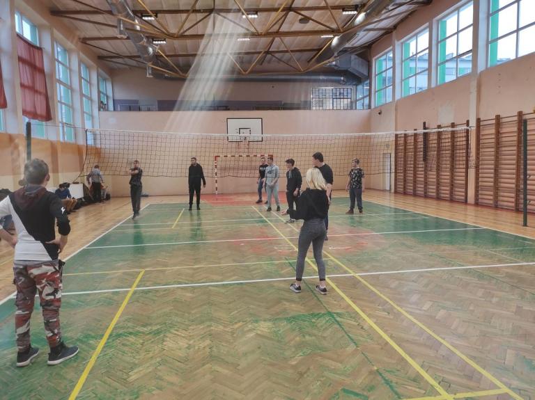 Mikołajkowy mecz siatkarski uczestników 9-8 Hufca Pracy w Sanoku