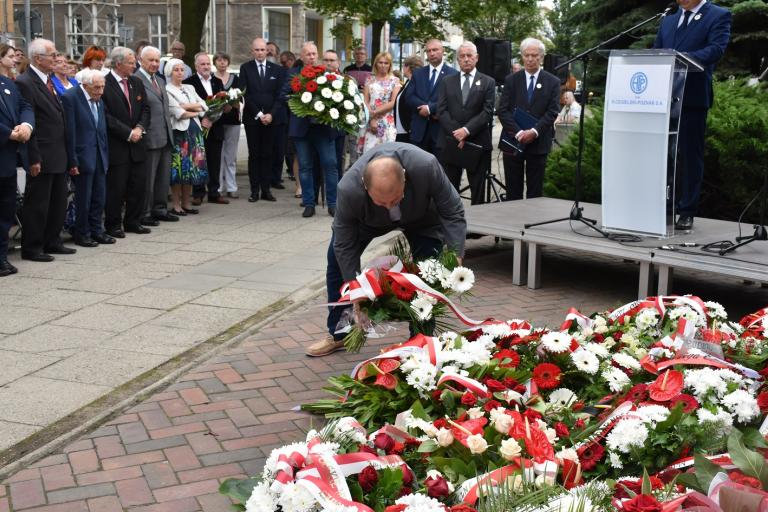 Zastępca Wielkopolskiego Wojewódzkiego Komendanta OHP w Poznaniu oddaje hołd uczestnikom Poznańskiego Czerwca’56